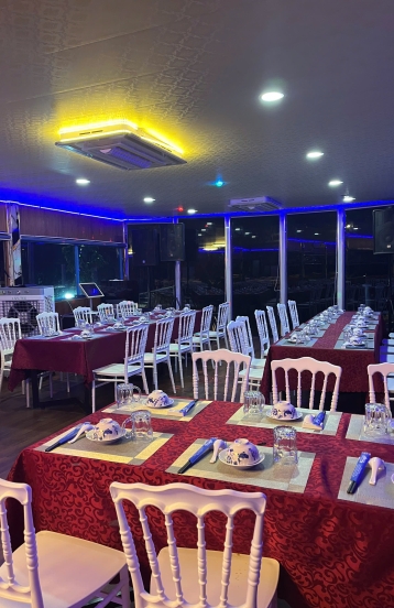 Setup tiệc trên thuyền